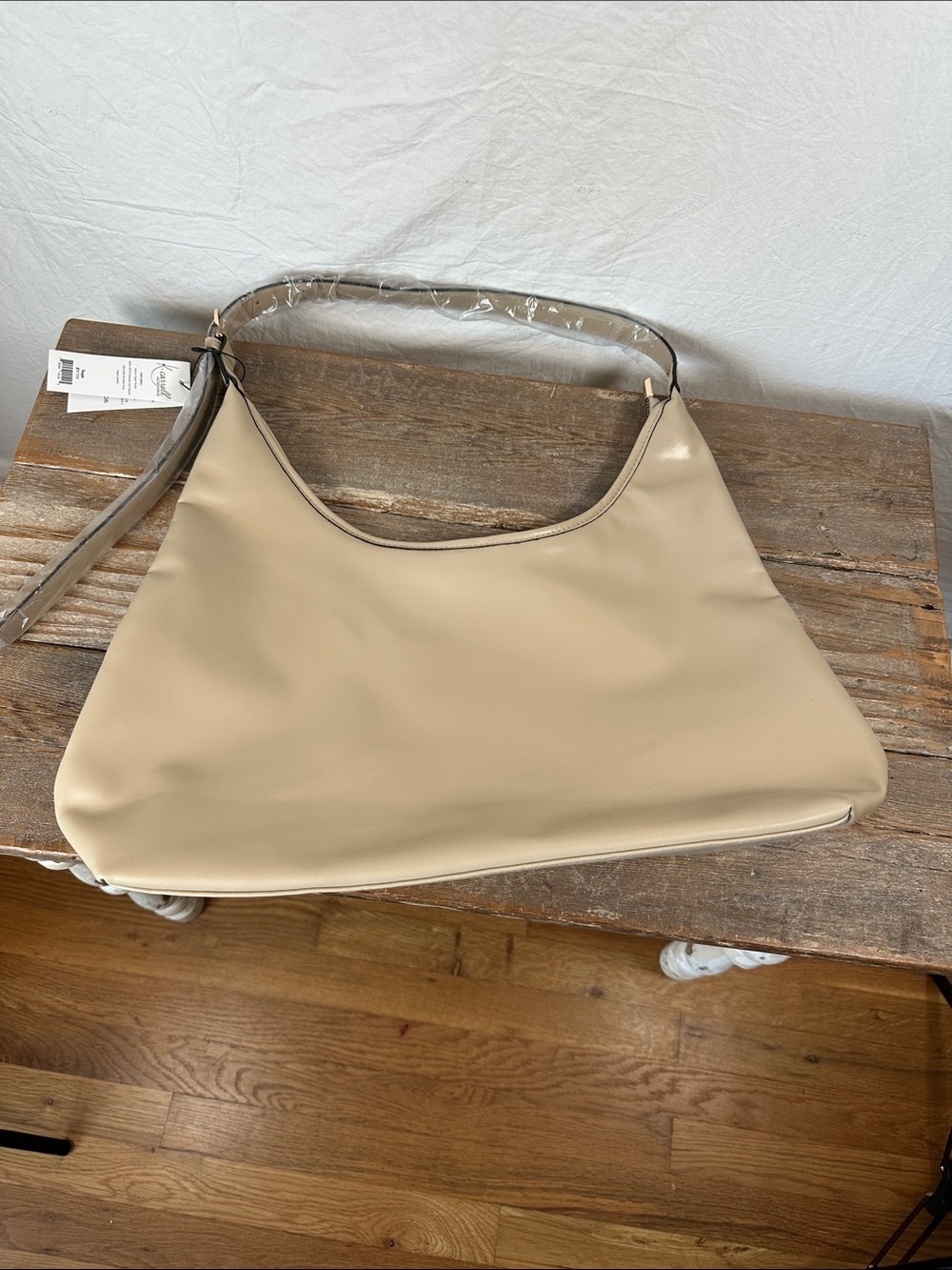 Everyday Cream Shoulder Bag with Sleek Silhouette